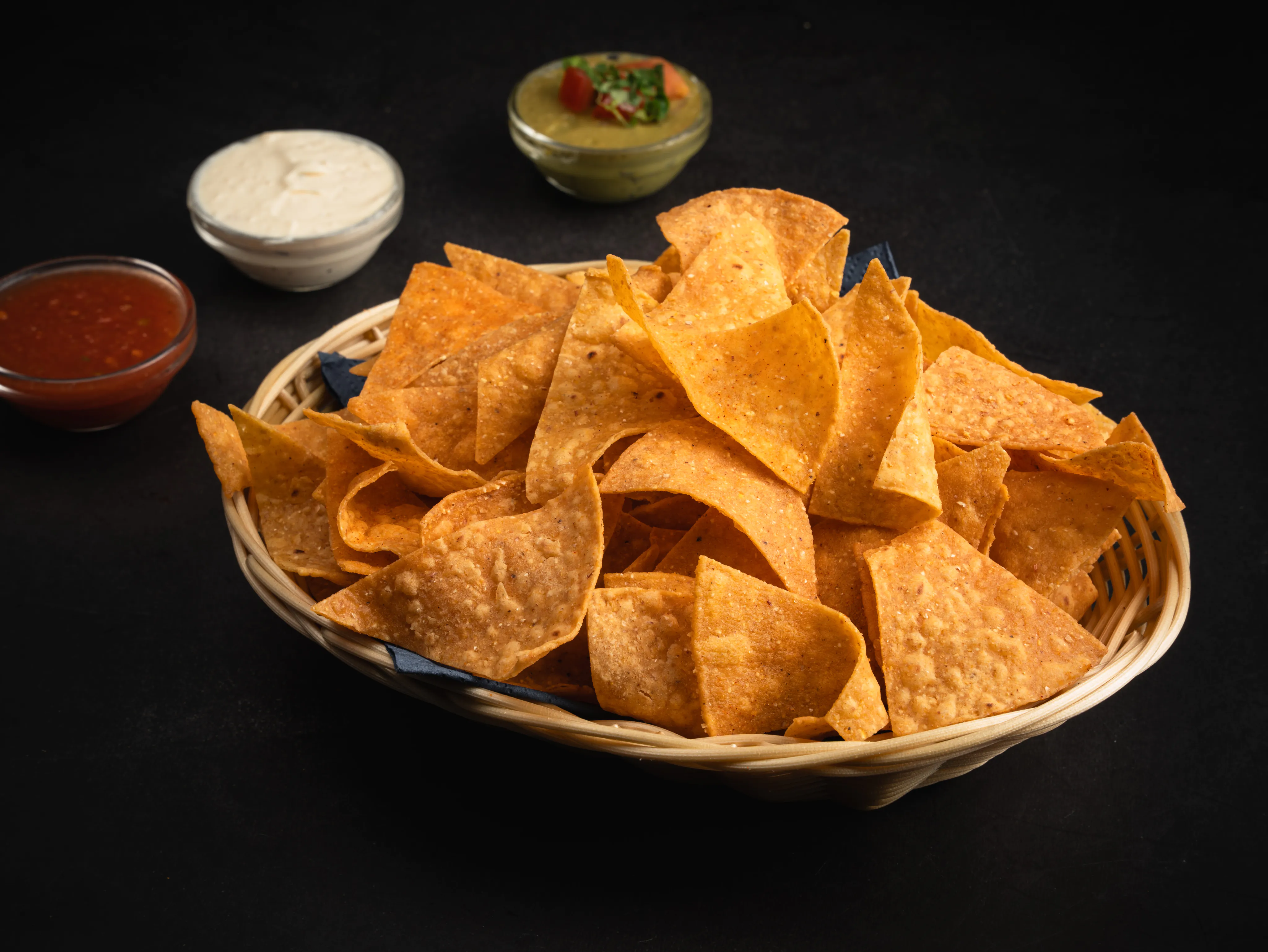 Chips con Tres Salsas